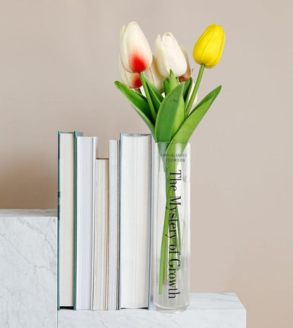 Florero acrílico con forma de libro 